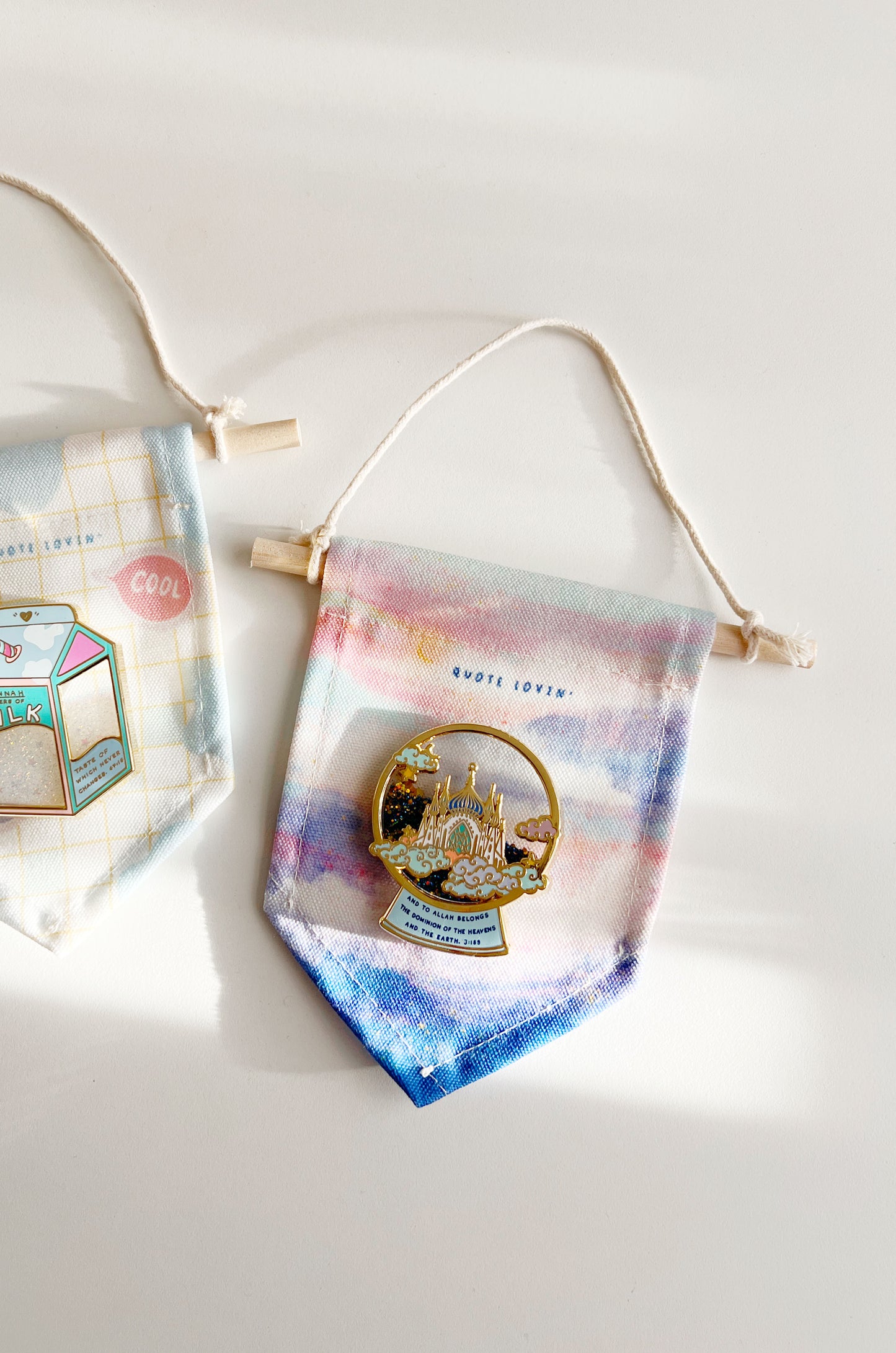 Two item bundle - Glitter liquid pin with display banner & keyring